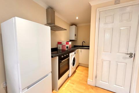 Studio to rent, Uxbridge Road, Hayes, Greater London, UB4