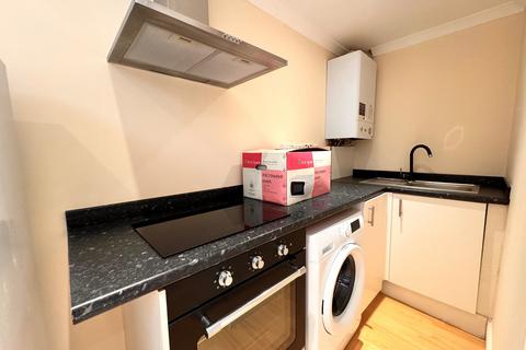 Studio to rent, Uxbridge Road, Hayes, Greater London, UB4