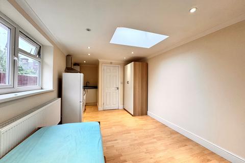 Studio to rent, Uxbridge Road, Hayes, Greater London, UB4