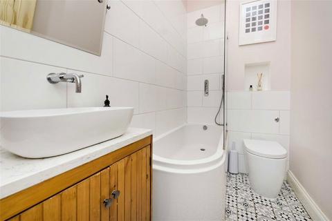 21 Burlington Mews, London, W3 6AZ
