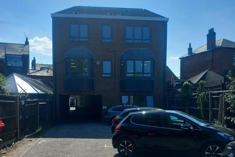 Office to rent, 27 Broad St Wokingham RG40 1AU