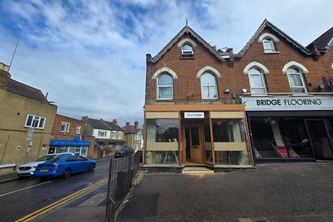 2 bedroom flat to rent, Chigwell Road, Woodford Green