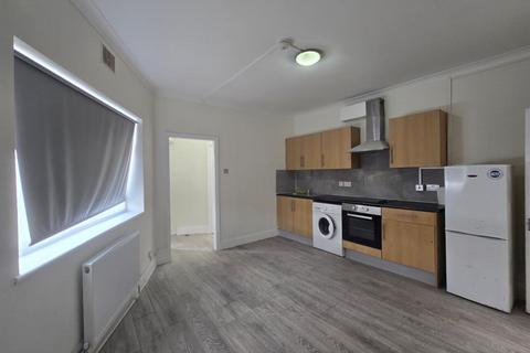 2 bedroom flat to rent, Chigwell Road, Woodford Green