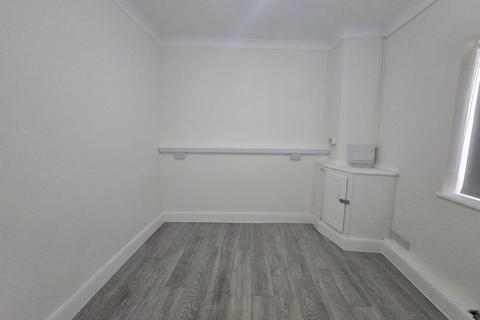 2 bedroom flat to rent, Chigwell Road, Woodford Green