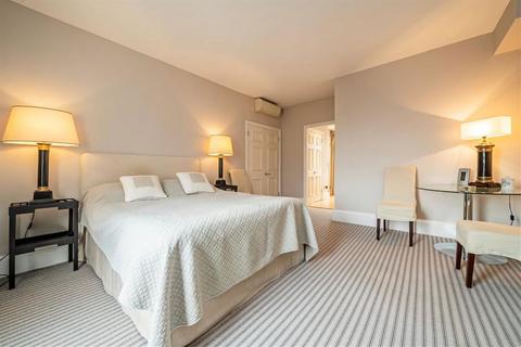 2 bedroom flat to rent, Carlyle Court, London SW10