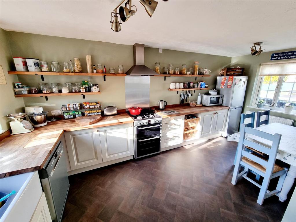 Kitchen & Dining