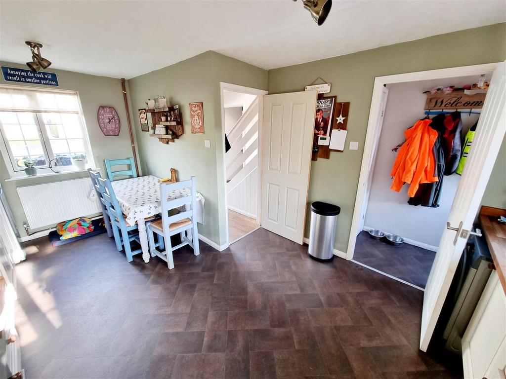 Kitchen & Dining