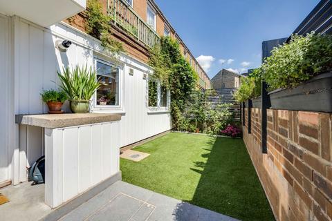 1 bedroom flat for sale, Lydford Close, London N16