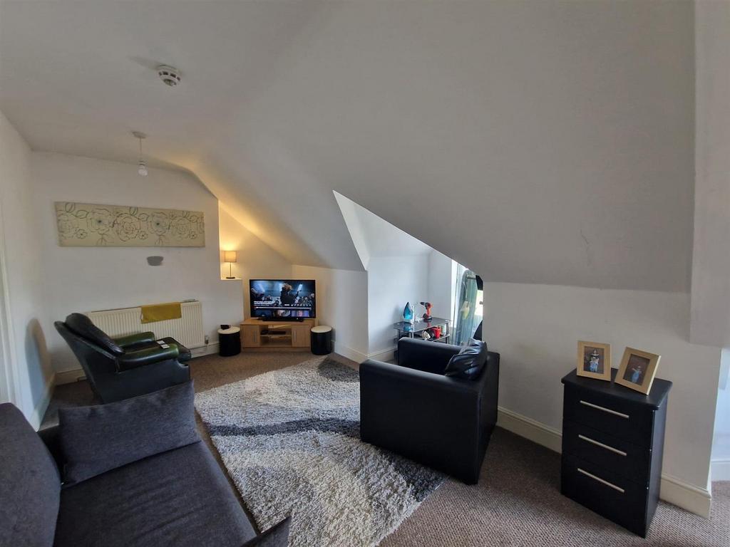 10a (Flat 4) - Lounge.jpg