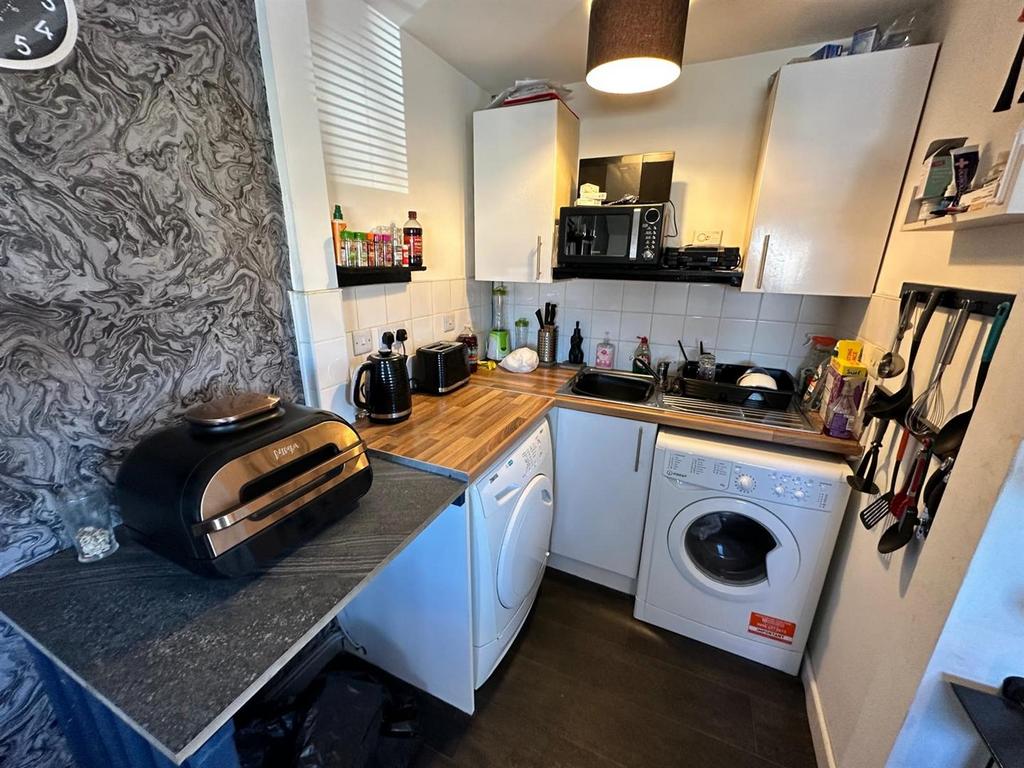 10c Flat 2 (Kitchen).jpg