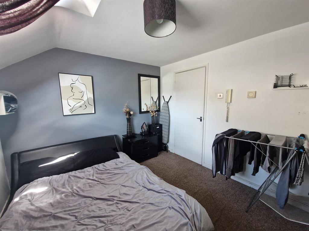 10c (Flat 2) - Bedroom.jpg