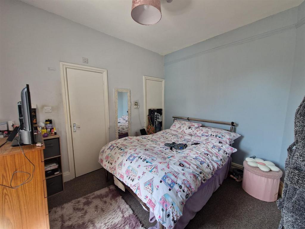 10a (Flat 3) - Bedroom.jpg