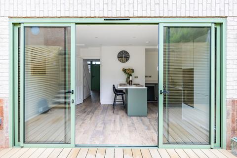 4 bedroom end of terrace house for sale, North Down, South Croydon, CR2
