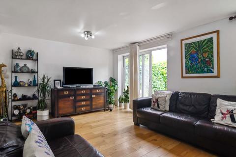 45 Earle Gardens, Kingston Upon Thames, KT2 5TB