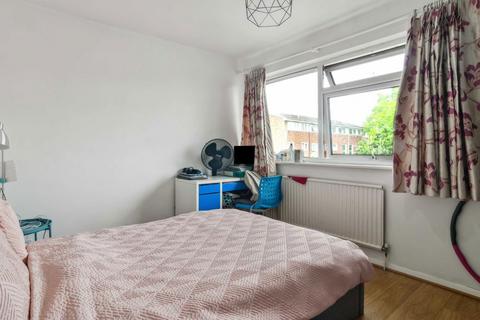 45 Earle Gardens, Kingston Upon Thames, KT2 5TB