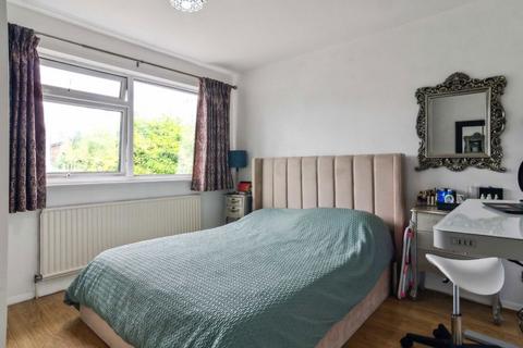 45 Earle Gardens, Kingston Upon Thames, KT2 5TB