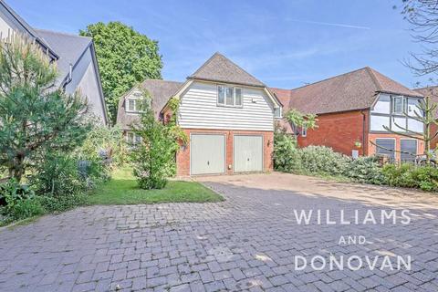 24 Hillcrest Road, Hockley, SS5 4QB