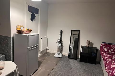 Studio to rent, Harbourer Close, Ilford IG6