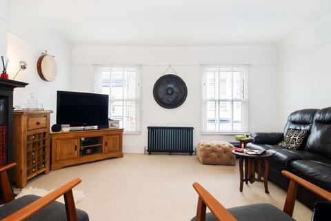 undefined, HAMPTON COURT