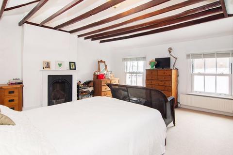 undefined, HAMPTON COURT