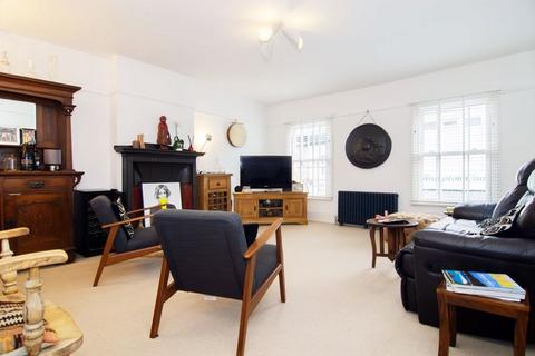 undefined, HAMPTON COURT