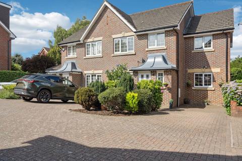 5 Five Fields Close, Watford, WD19 5BZ