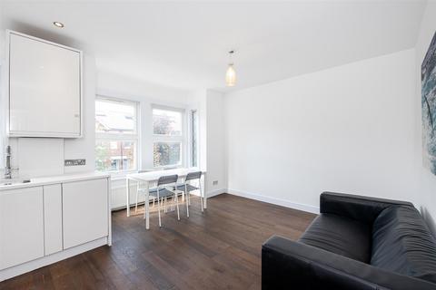 3 bedroom flat for sale, Elthorne Avenue, Hanwell W7