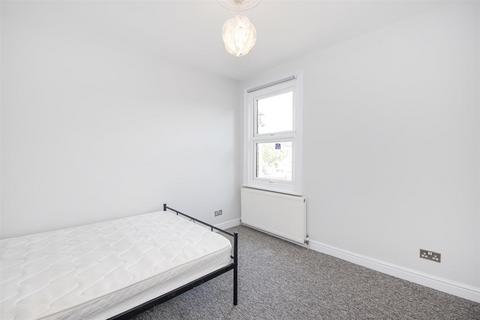 3 bedroom flat for sale, Elthorne Avenue, Hanwell W7