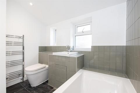 3 bedroom flat for sale, Elthorne Avenue, Hanwell W7