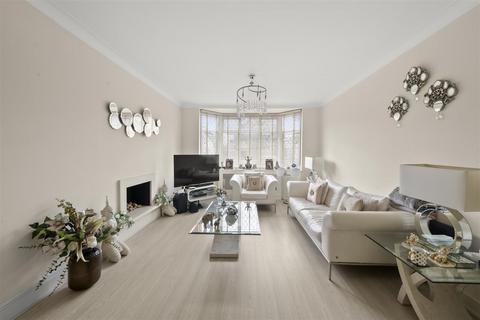 undefined, Shaftesbury Avenue, Norwood Green, Southall UB2