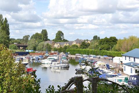 2 bedroom flat for sale, Mount Felix, Walton-On-Thames, KT12