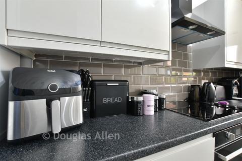 1 bedroom flat for sale, Radwinter Avenue, Wickford, Essex