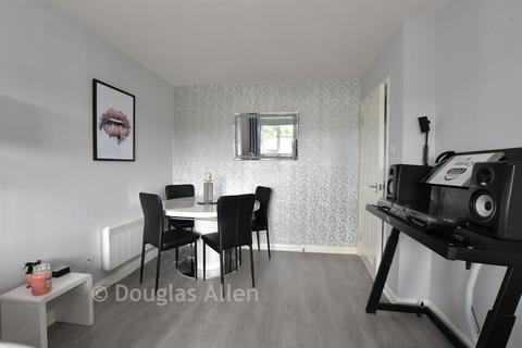 1 bedroom flat for sale, Radwinter Avenue, Wickford, Essex