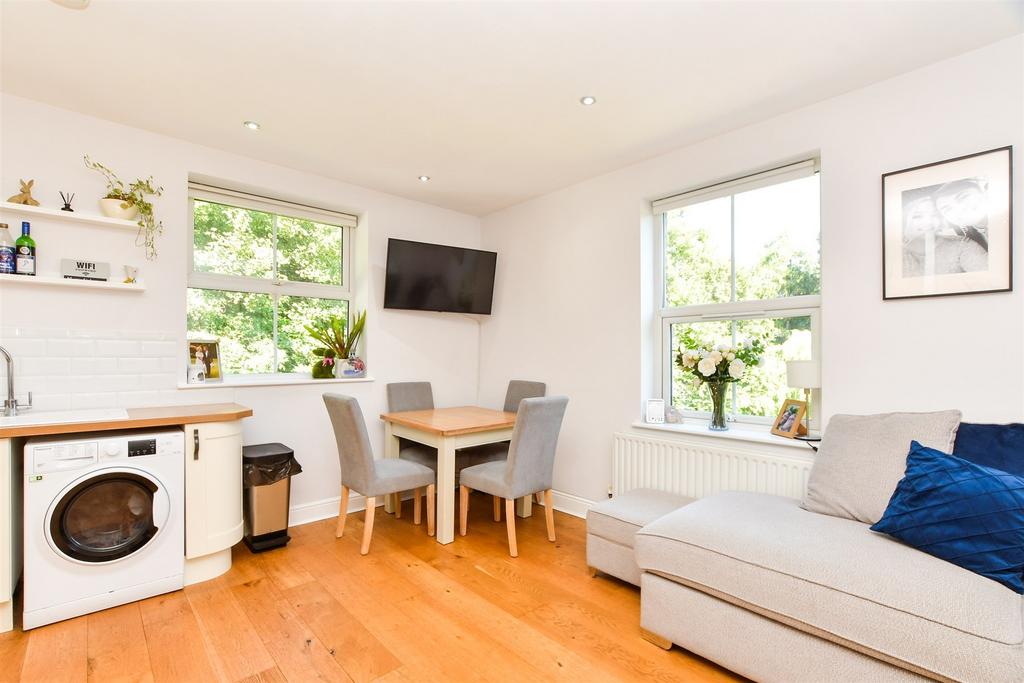 Nutfield Road, Redhill, Surrey 2 bed flat for sale - £270,000
