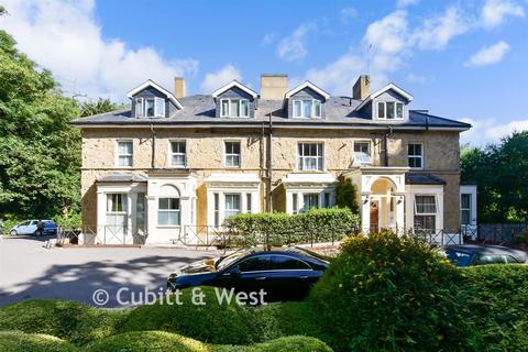 2 bedroom flat for sale, Nutfield Road, Redhill, Surrey