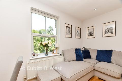 2 bedroom flat for sale, Nutfield Road, Redhill, Surrey