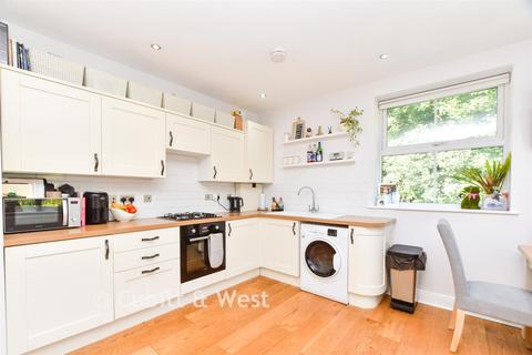 2 bedroom flat for sale, Nutfield Road, Redhill, Surrey