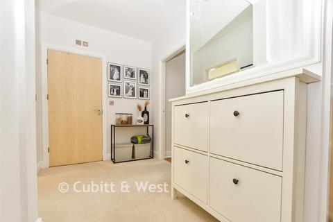 2 bedroom flat for sale, Hunters Lodge, Redhill RH1