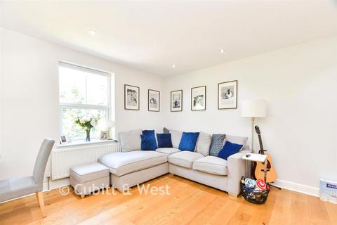 2 bedroom flat for sale, Hunters Lodge, Redhill RH1