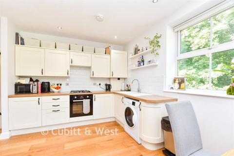 2 bedroom flat for sale, Hunters Lodge, Redhill RH1