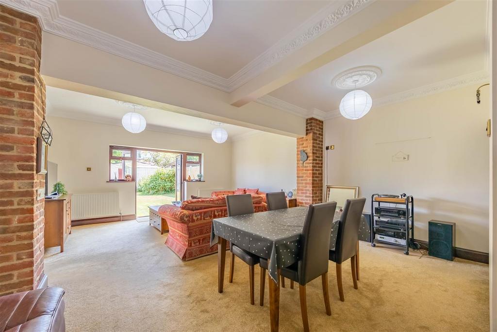 Lounge/Dining Room