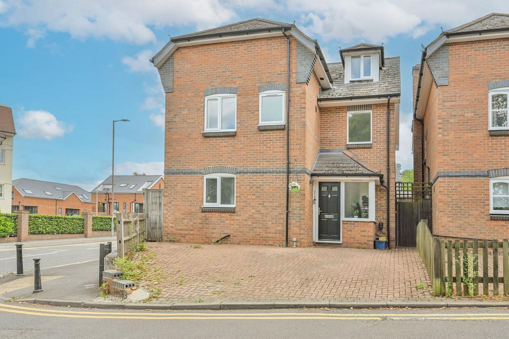 Detached house exterior, driveway