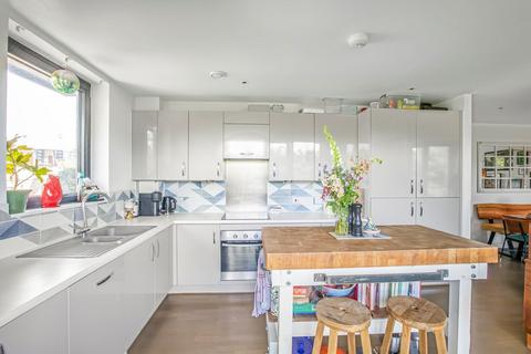 3 bedroom flat for sale, Gibbs Lane, London E2