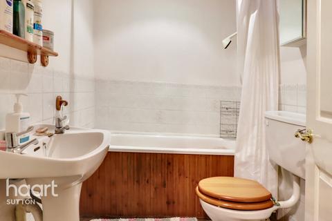 1 bedroom maisonette for sale, Gander Green Lane, Sutton