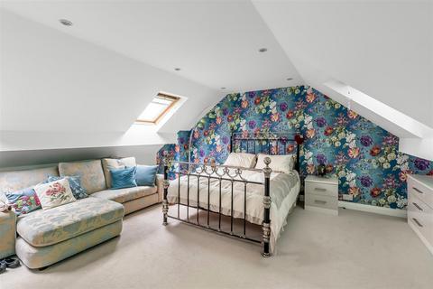 10 Cray Avenue, Ashtead, KT21 1QX