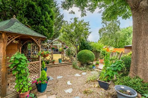 10 Cray Avenue, Ashtead, KT21 1QX