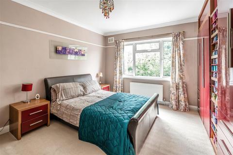 10 Cray Avenue, Ashtead, KT21 1QX