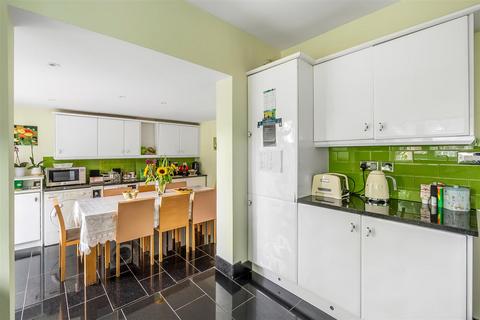 10 Cray Avenue, Ashtead, KT21 1QX