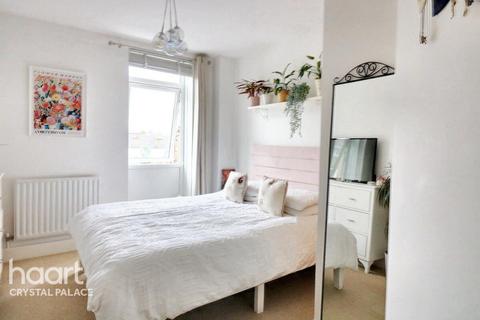 2 bedroom apartment for sale, Weighton Road, London