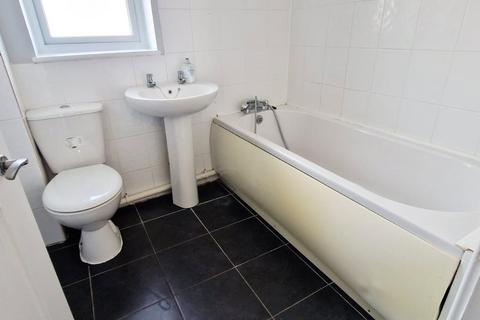 2 bedroom flat to rent, Rochester Road, Kent DA12